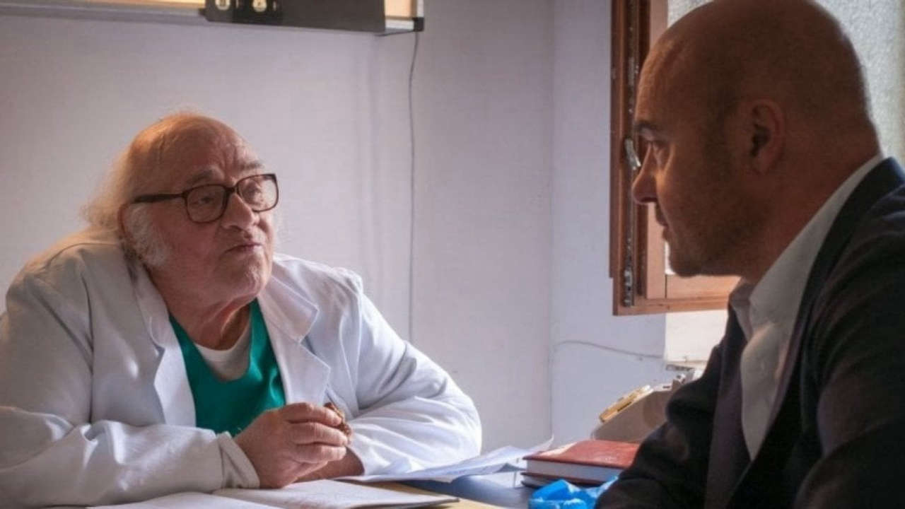 Il commissario Montalbano si congeda dal dottor Pasquano in Come voleva la prassi su Rai 1 Il commissario Montalbano si congeda dal dottor Pasquano in Come voleva la prassi su Rai 1