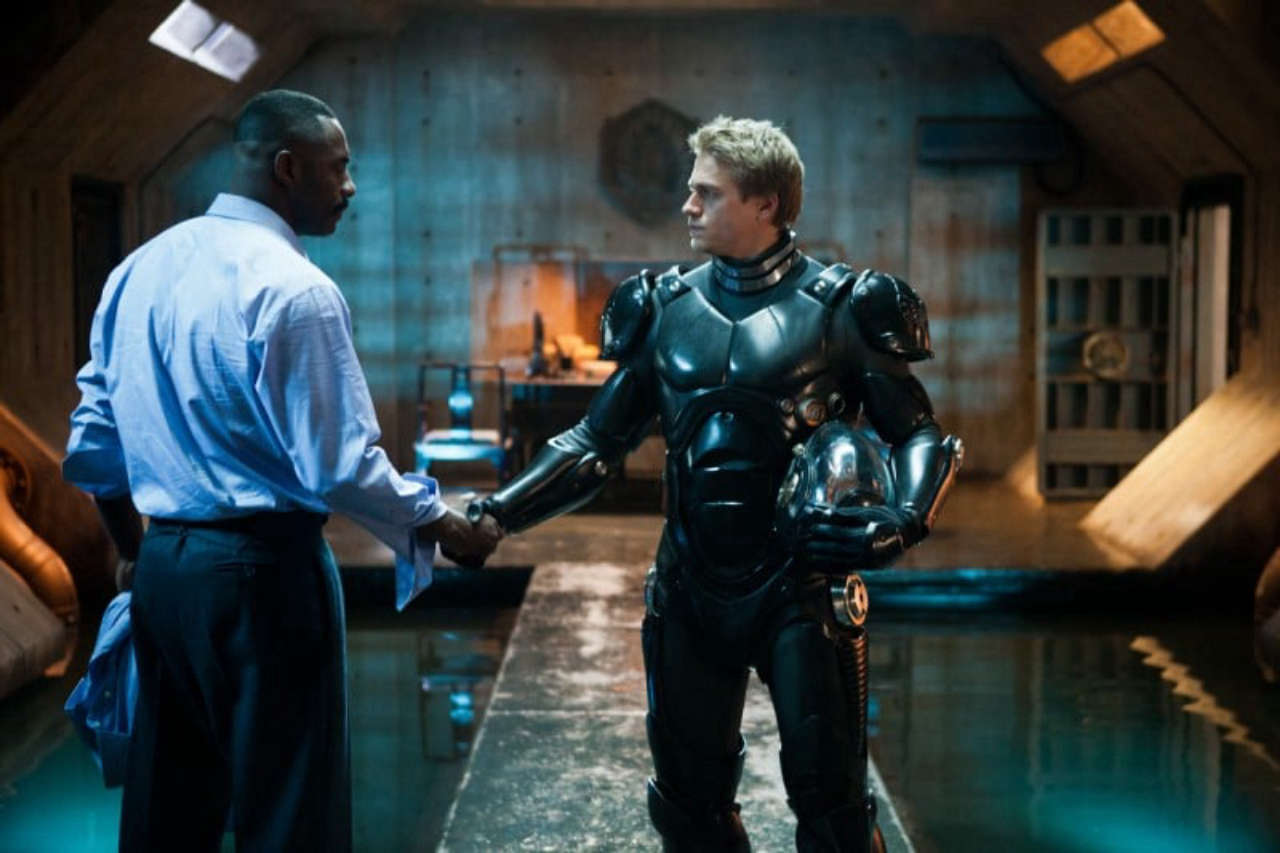 Pacific Rim, Charlie Hunnam spiega la scelta di lavorare con Guillermo del Toro senza interessi per i robot