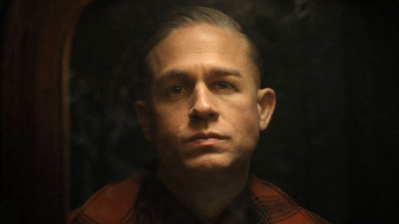 Monster: Charlie Hunnam commenta il timore suscitato dalla storia di Ed Gein nella serie
