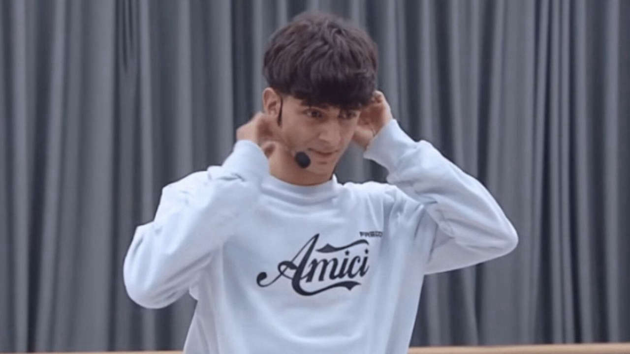 Amici 25: La lezione di vita di Maria De Filippi attraverso la fragilità di Alex Calu Amici 25: La lezione di vita di Maria De Filippi attraverso la fragilità di Alex Calu