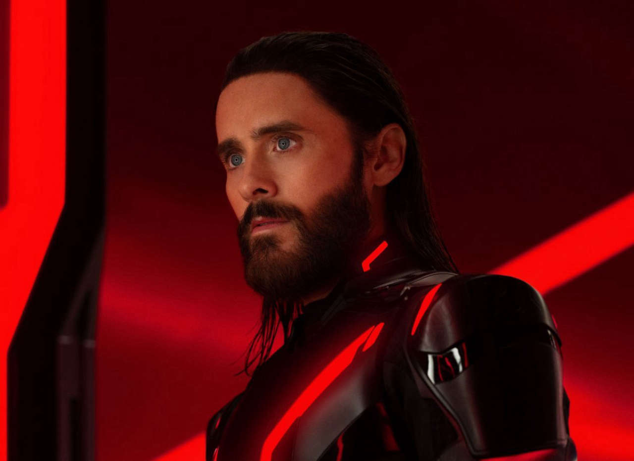 Tron: Ares, Jared Leto descrive il suo personaggio come un samurai artificiale efficiente