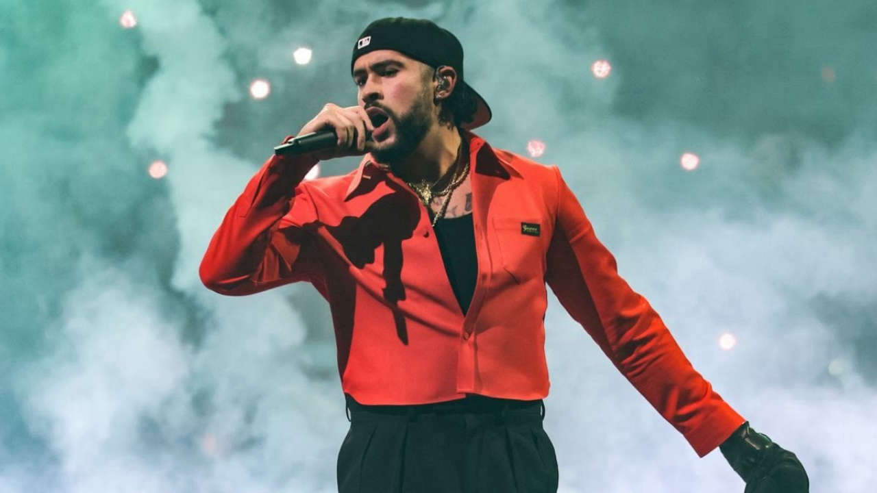 Trump, agenti anti-immigrazione minacciano Bad Bunny al Super Bowl di deportazione