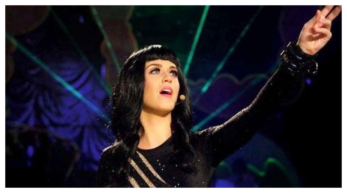 Katy Perry bacia Justin Trudeau a bordo di uno yacht, le foto che circolano sul web