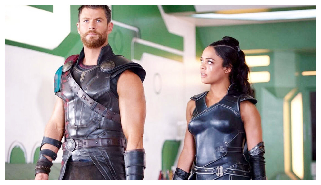Tessa Thompson descrive Chris Hemsworth come un bambino con i muscoli nel backstage di un film