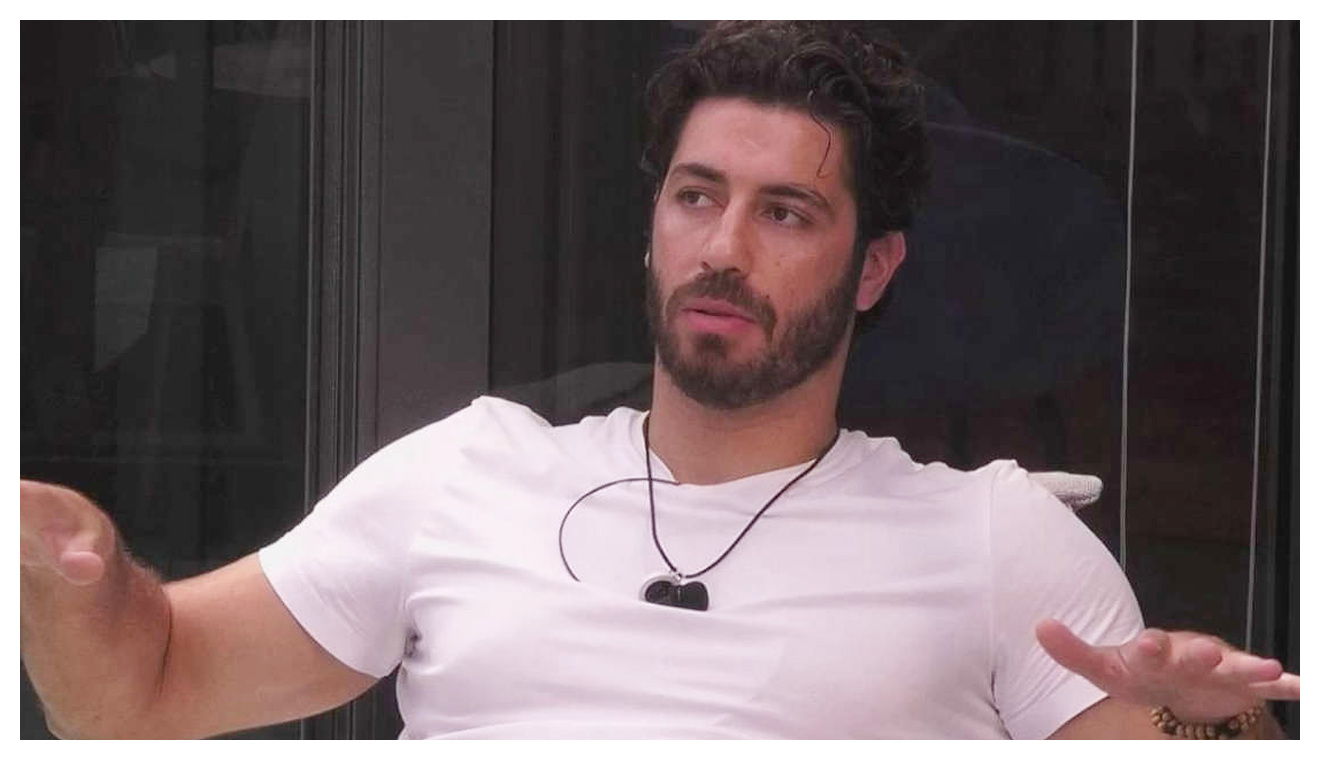 Grande Fratello, Omer Elomari accusa un malore e i concorrenti reagiscono mentre la regia decide