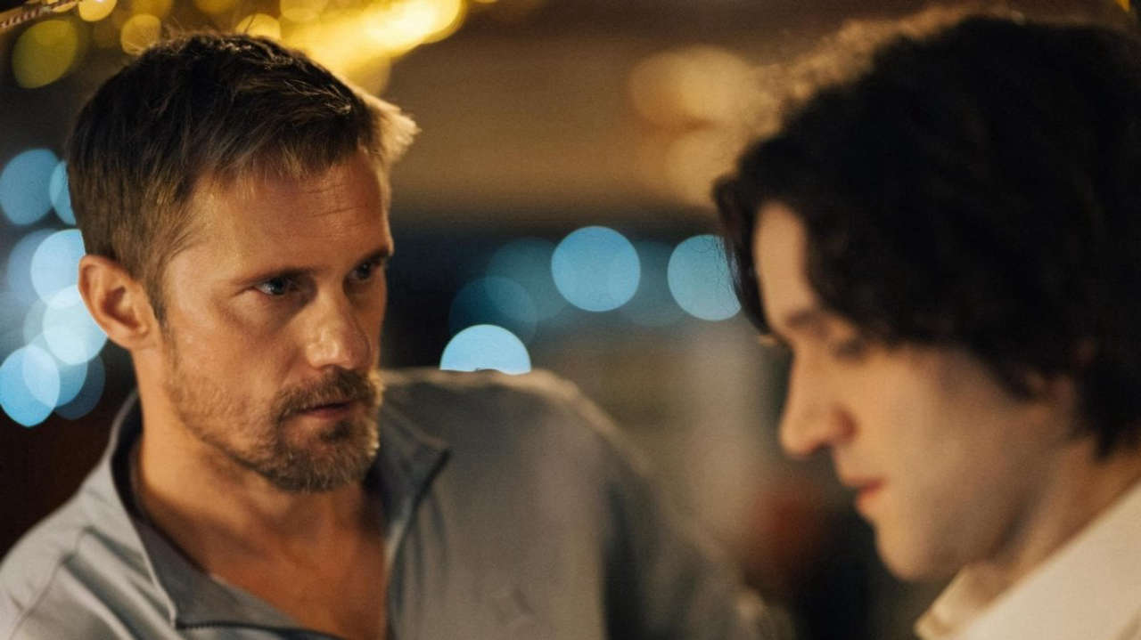 Pillion, Alexander Skarsgård commenta le scene di sesso gay e il significato del nudo maschile