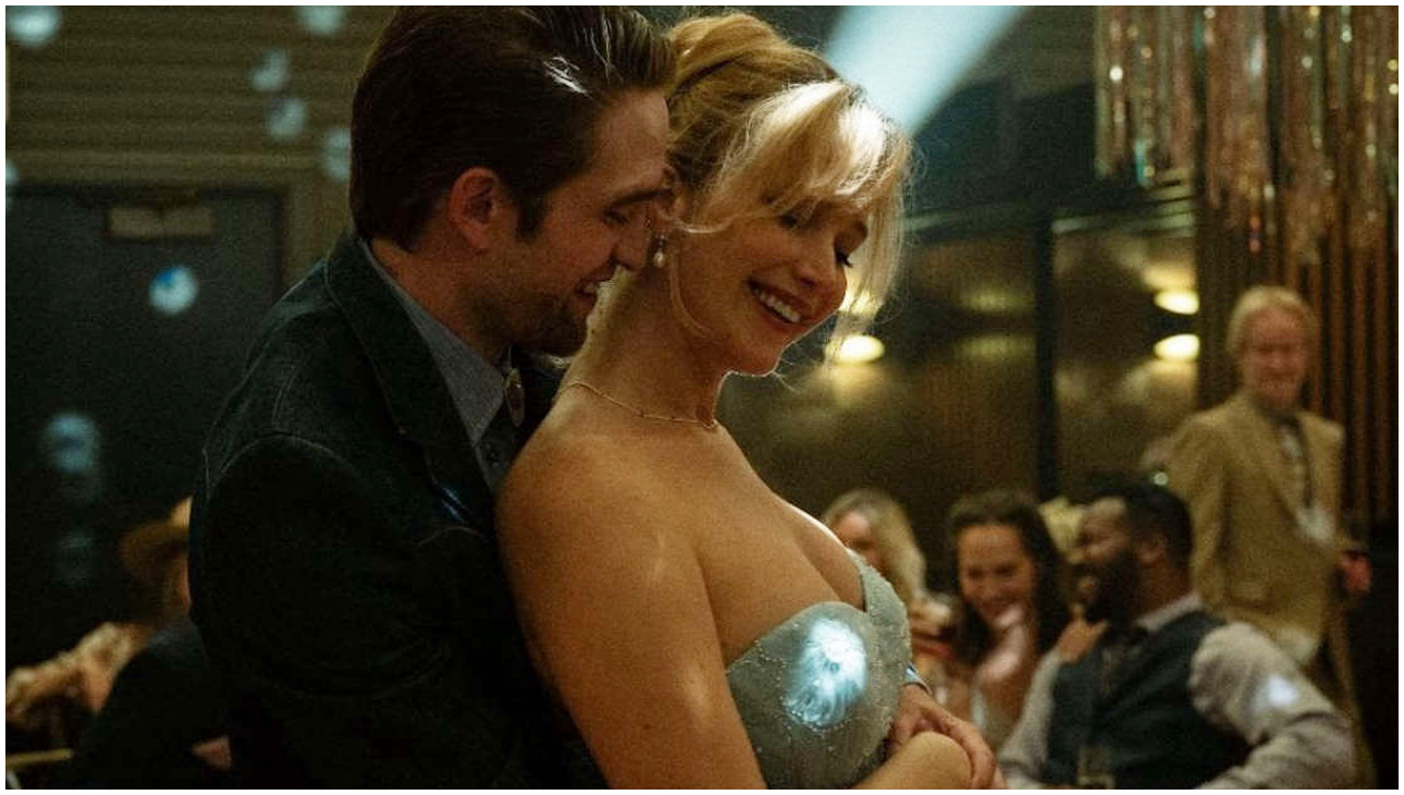 Jennifer Lawrence offre a Robert Pattinson del cibo trovato nella sua spazzatura Jennifer Lawrence offre a Robert Pattinson del cibo trovato nella sua spazzatura