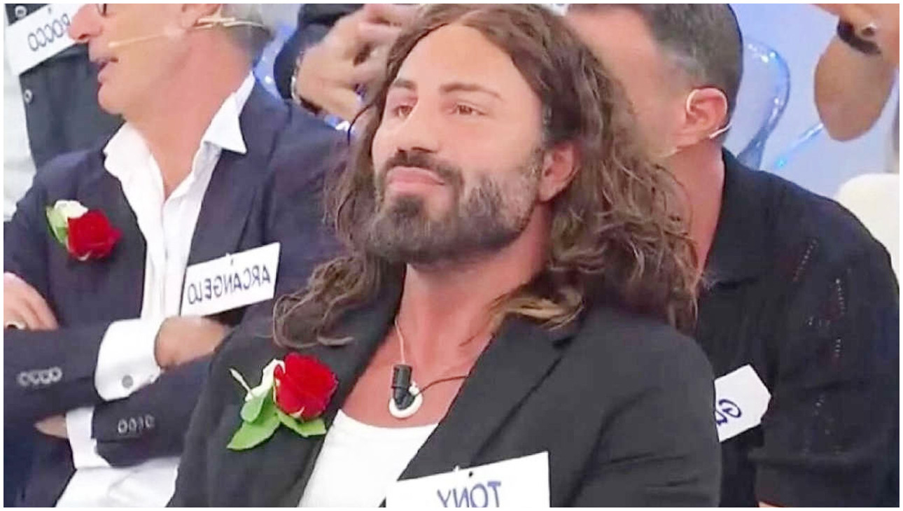Uomini e Donne, nuovo cavaliere al centro delle polemiche mentre Gemma piange per Mario Uomini e Donne, nuovo cavaliere al centro delle polemiche mentre Gemma piange per Mario