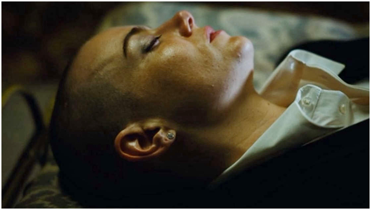 Bugonia svela come riconoscere un alieno nella clip esclusiva del film di Yorgos Lanthimos