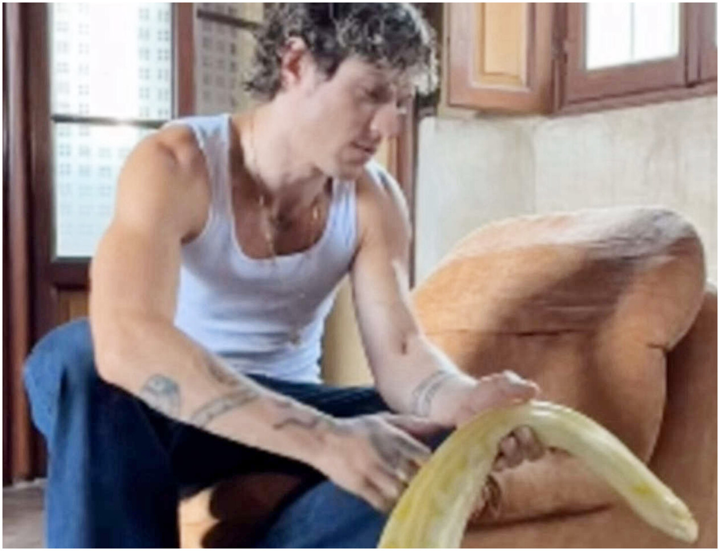 Irama circondato da un serpente gigantesco sul set del suo atteso videoclip musicale Irama circondato da un serpente gigantesco sul set del suo atteso videoclip musicale