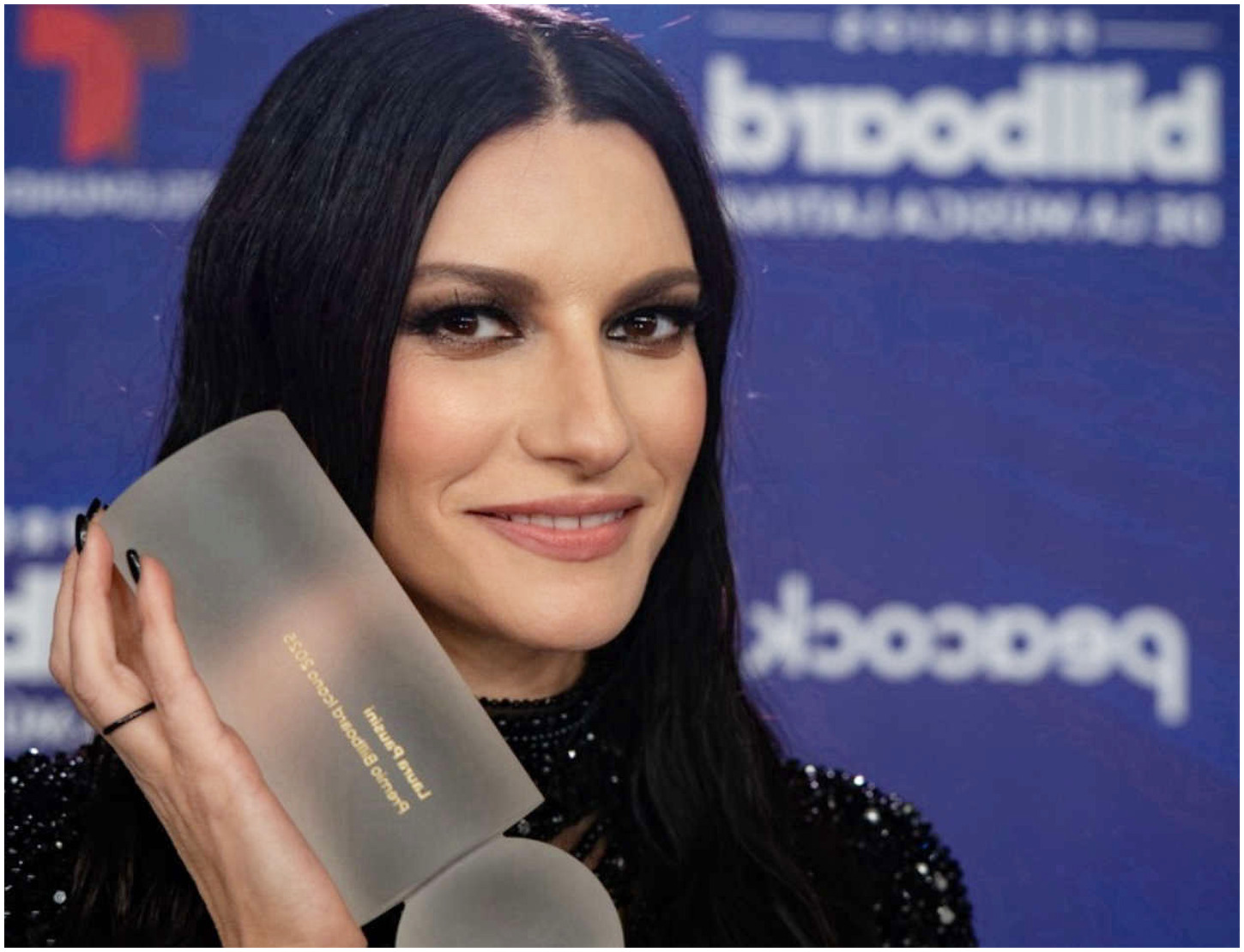 Laura Pausini riceve il Billboard Icon Award e dedica il premio a Giorgio Armani con un abito speciale Laura Pausini riceve il Billboard Icon Award e dedica il premio a Giorgio Armani con un abito speciale