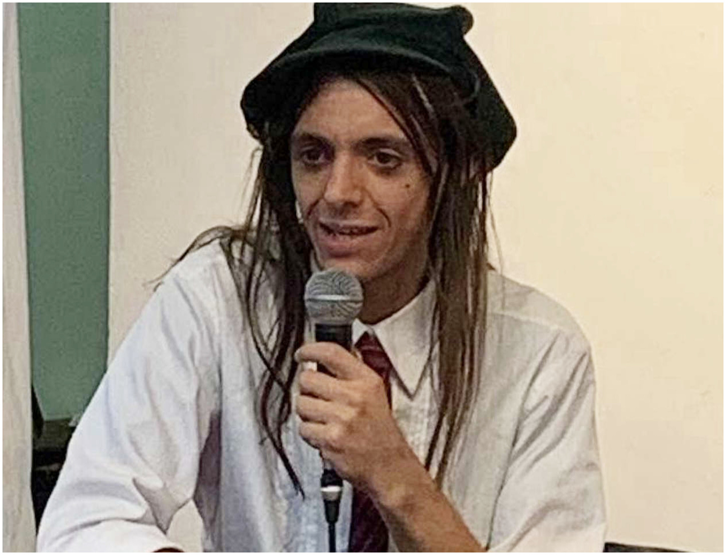 Lucio Corsi racconta il suo percorso musicale, tra la passione per la chitarra e il tour europeo in bus Lucio Corsi racconta il suo percorso musicale, tra la passione per la chitarra e il tour europeo in bus