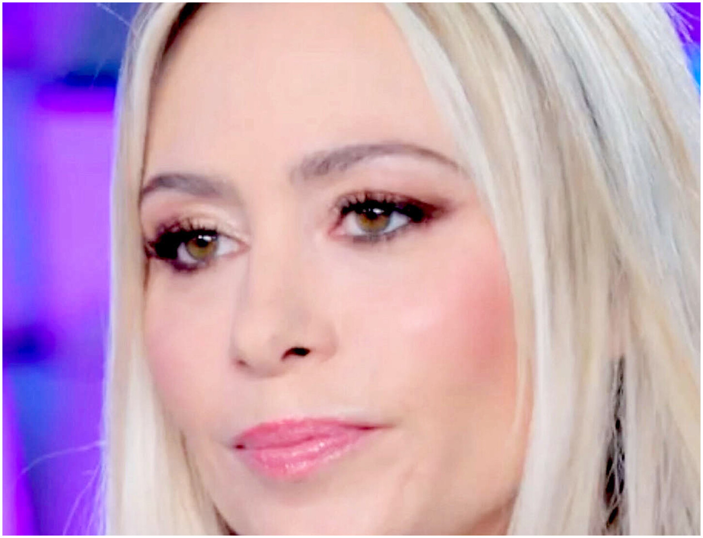 Martina Stella parla della separazione e rivela che il matrimonio era “un po’ affollato” Martina Stella parla della separazione e rivela che il matrimonio era “un po’ affollato”