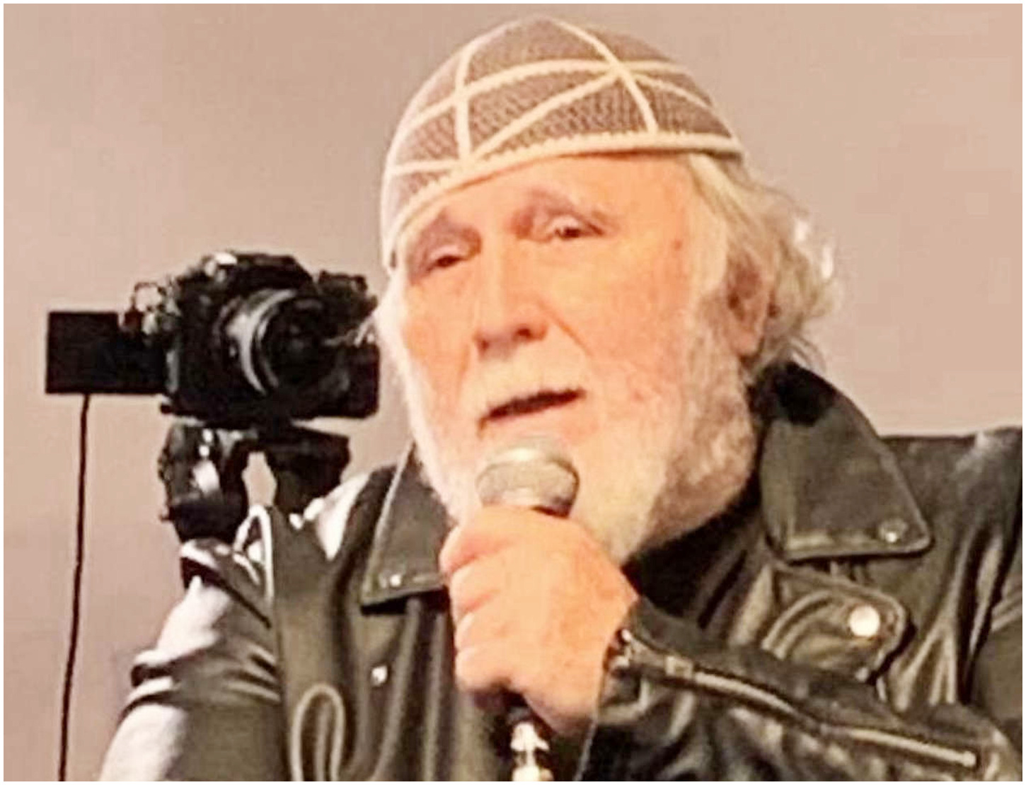 Moni Ovadia si schiera contro il sionismo e dedica un brano yiddish ai palestinesi di Gaza Moni Ovadia si schiera contro il sionismo e dedica un brano yiddish ai palestinesi di Gaza