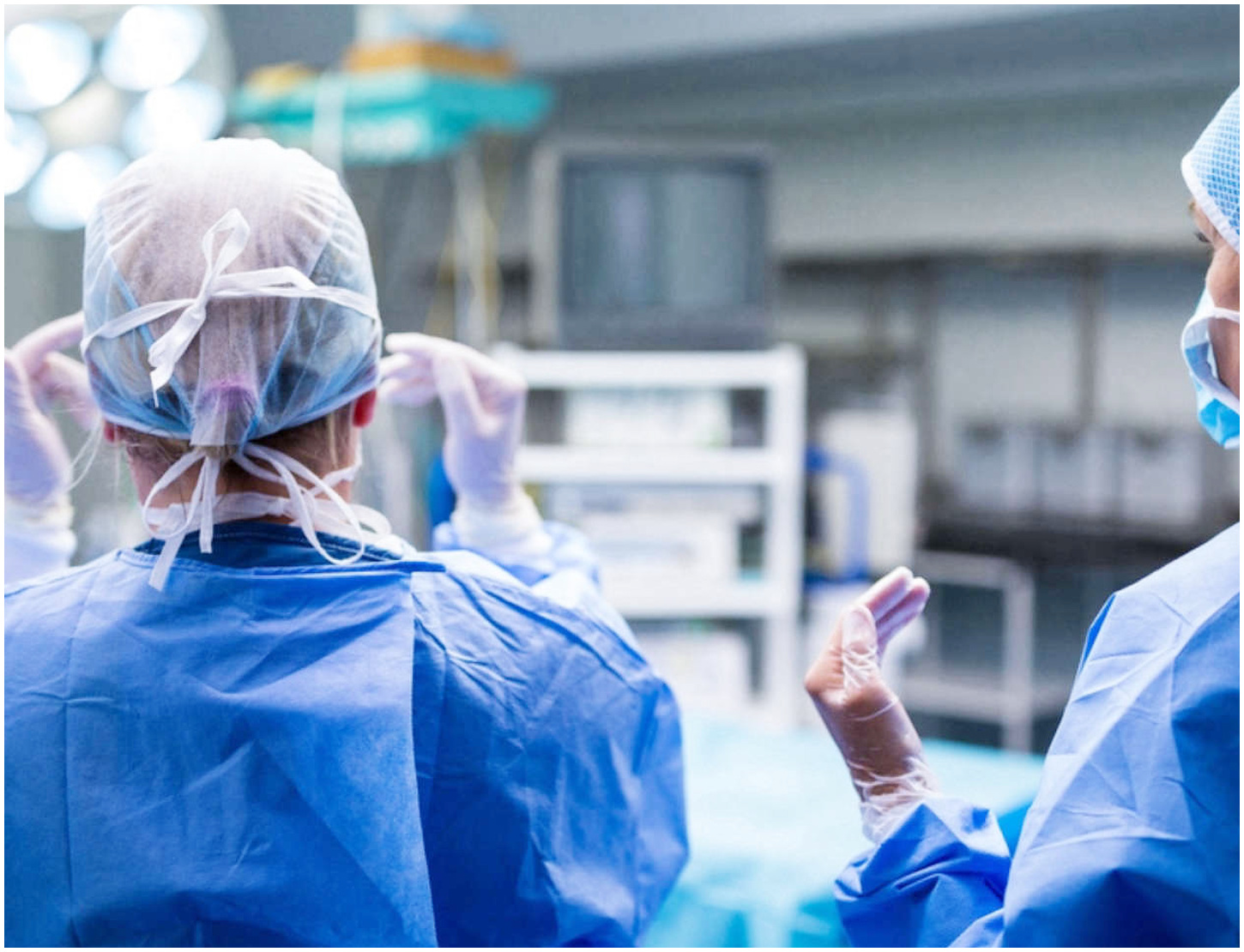 Madre porta la figlia di 12 anni in sala operatoria e le fa perforare il cranio a un paziente
