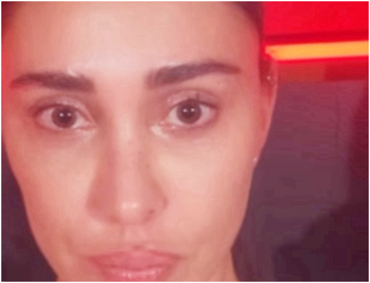 Belen Rodriguez critica la tendenza degli italiani a spettegolare durante ‘Matti da legare’ su Rai Radio 2.