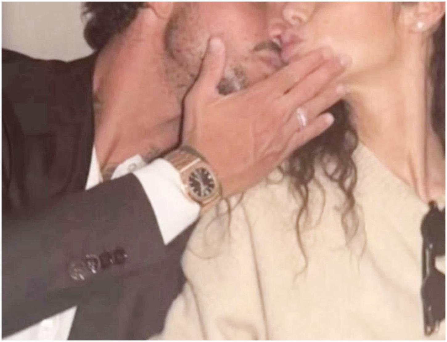 Raffaella Fico e Armando Izzo si mostrano insieme: il bacio che conferma la loro relazione ufficiale