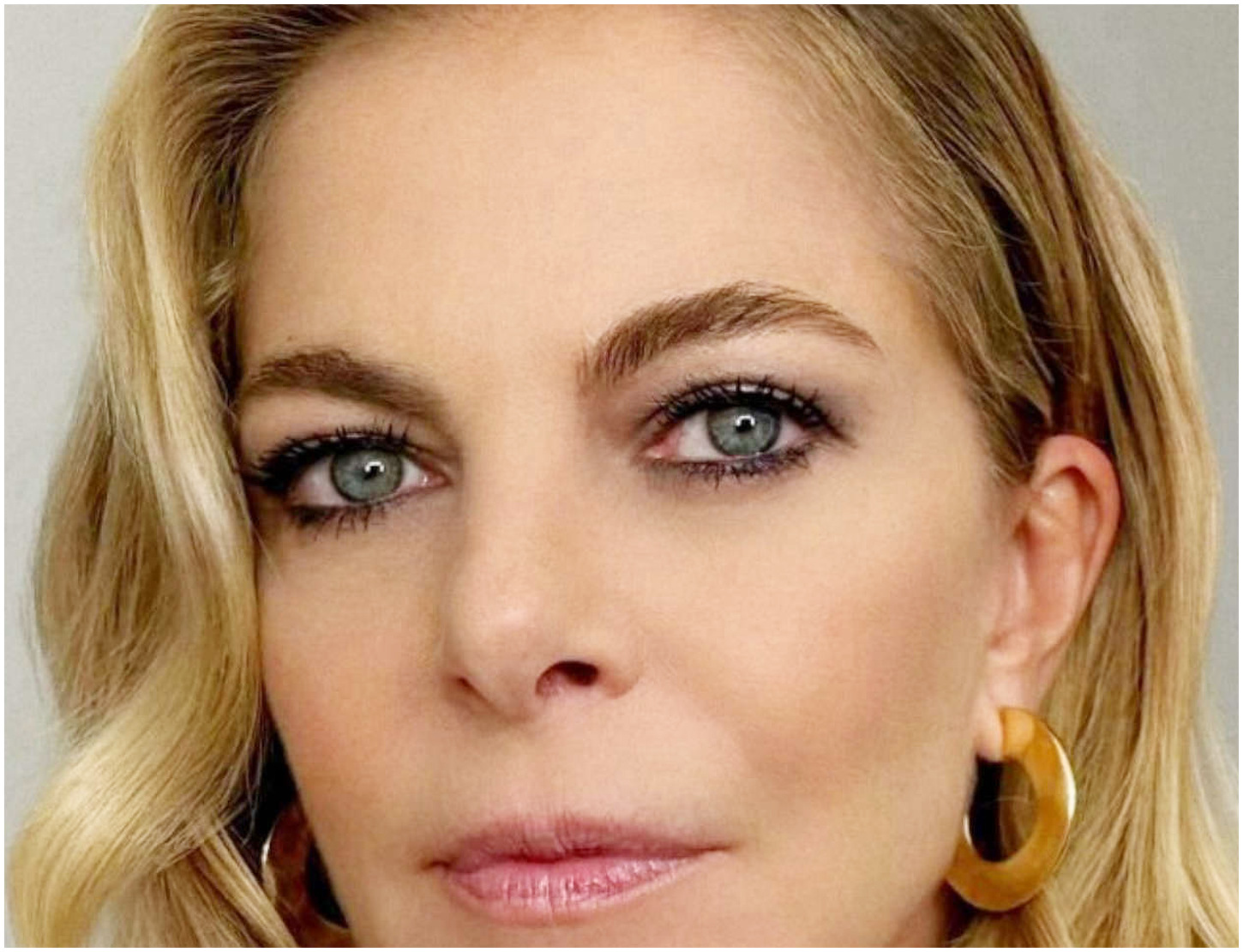 Claudia Gerini racconta l’impatto psicologico del perimenopausa e le sfide che ne derivano Claudia Gerini racconta l’impatto psicologico del perimenopausa e le sfide che ne derivano