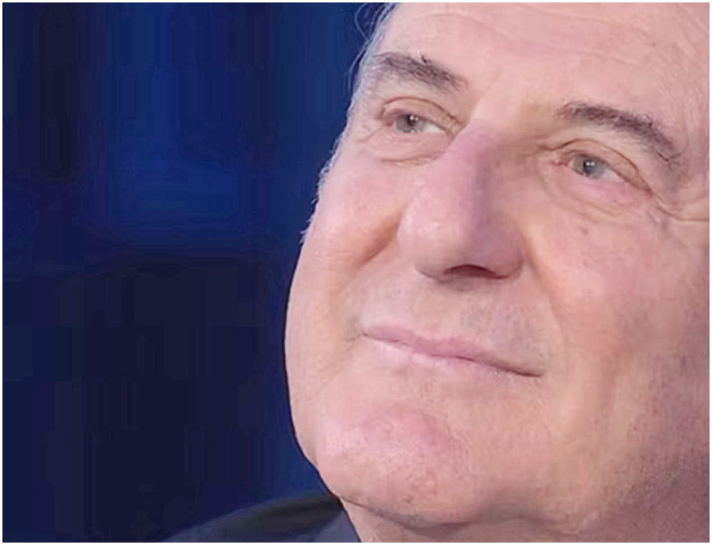 Gerry Scotti in lacrime durante la performance emotiva di Loredana Bertè dedicata a Mimì Gerry Scotti in lacrime durante la performance emotiva di Loredana Bertè dedicata a Mimì