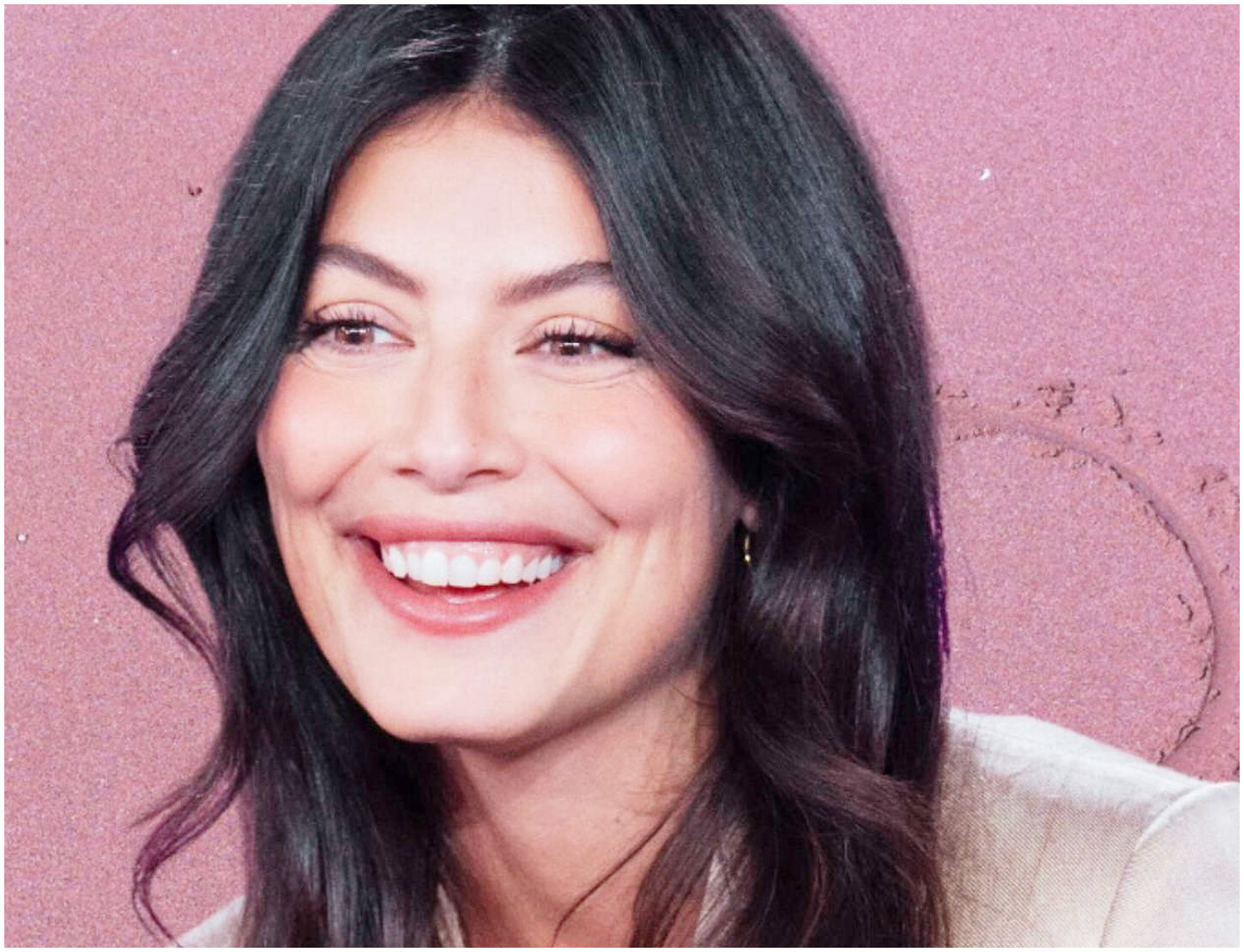 Alessandra Mastronardi a Roma: la passione per un misterioso uomo che ha rubato il suo cuore Alessandra Mastronardi a Roma: la passione per un misterioso uomo che ha rubato il suo cuore