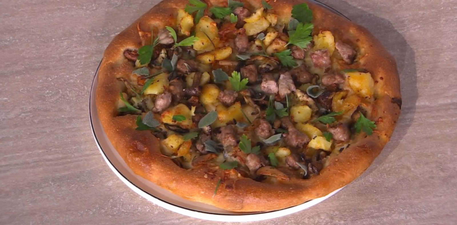 Pizza funghi patate e salsiccia di Fulvio Marino | É sempre mezzogiorno, 3 ottobre 2025