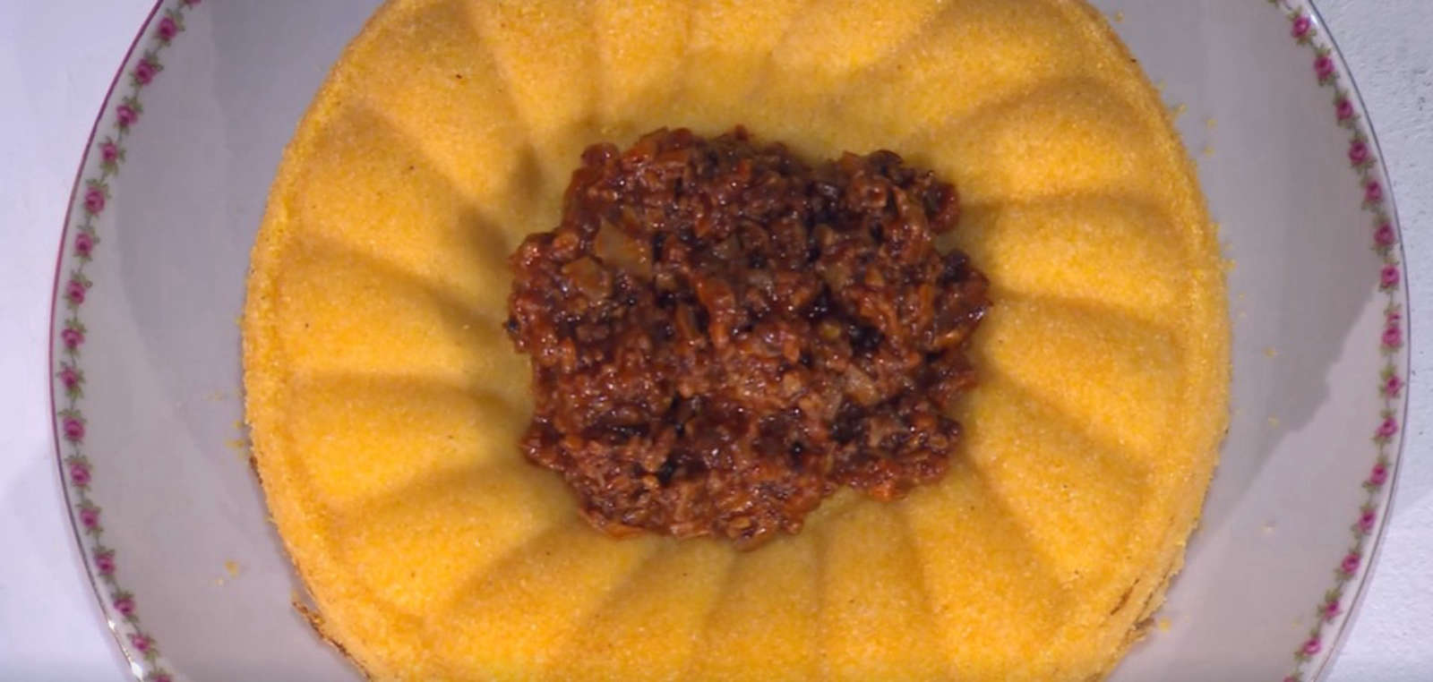 Sformato di polenta con funghi e formaggio di Daniele Persegani | É sempre mezzogiorno, 7 ottobre 2025 Sformato di polenta con funghi e formaggio di Daniele Persegani | É sempre mezzogiorno, 7 ottobre 2025