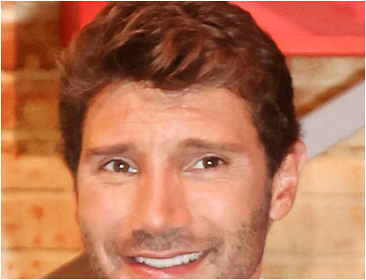 Affari tuoi cancella la puntata del 16 novembre, De Martino si mostra visibilmente provato