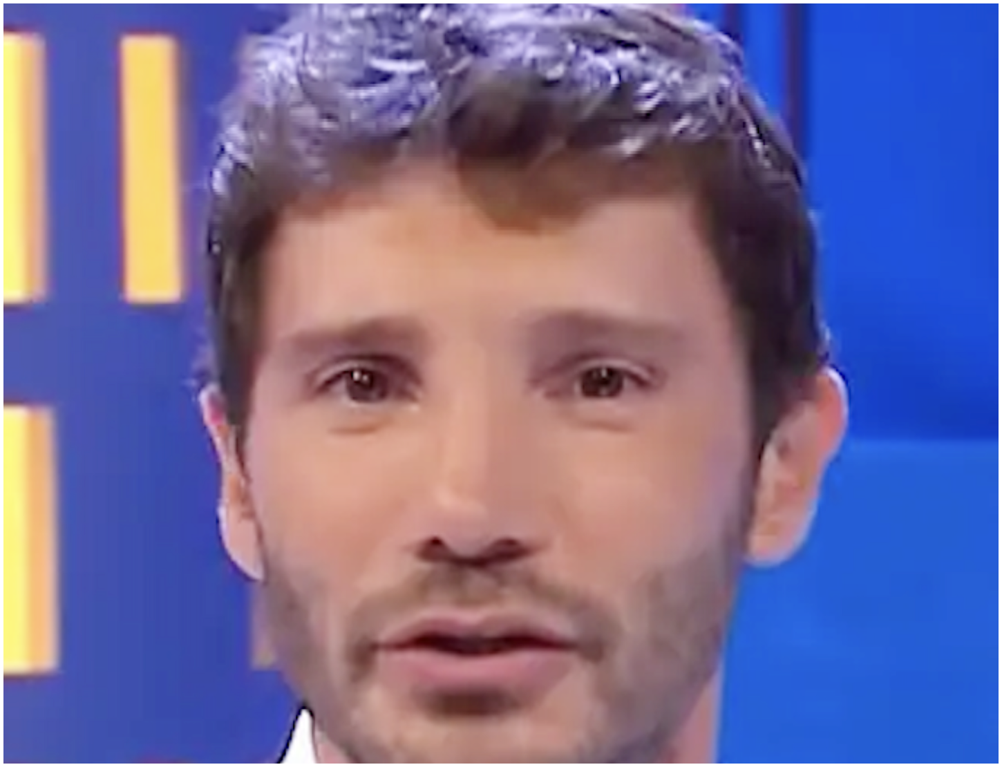 Affari Tuoi, De Martino in difficoltà: una settimana complicata tra Sinner e Scotti