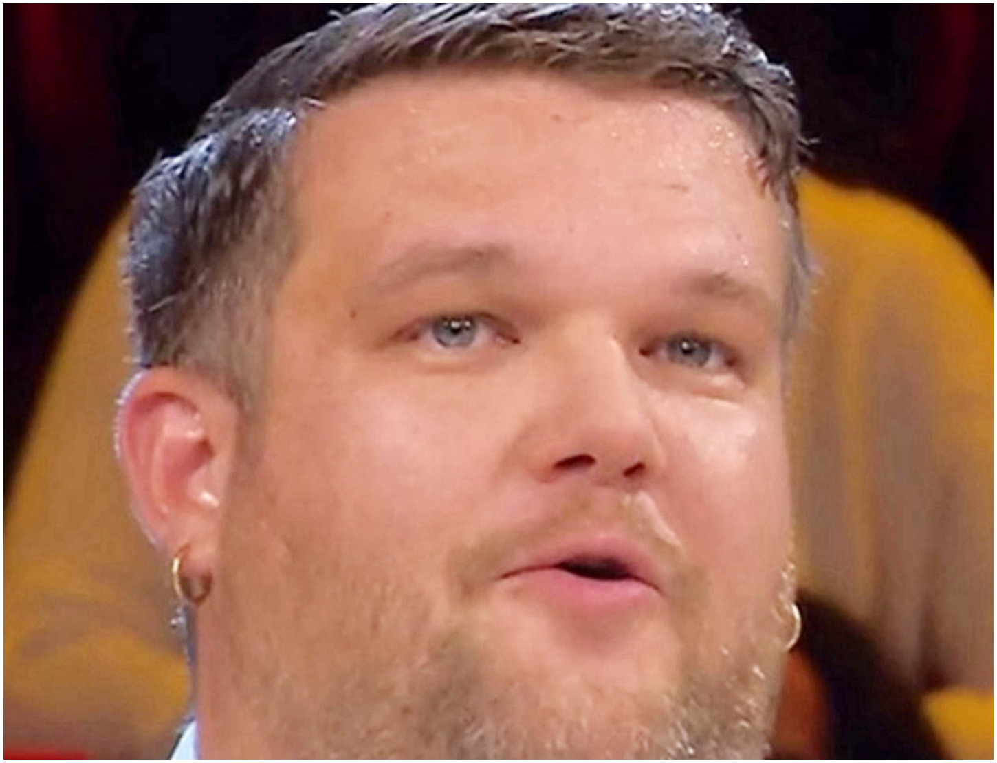 Affari Tuoi, puntata memorabile con doppio pacco da 300mila euro e De Martino sorpreso.