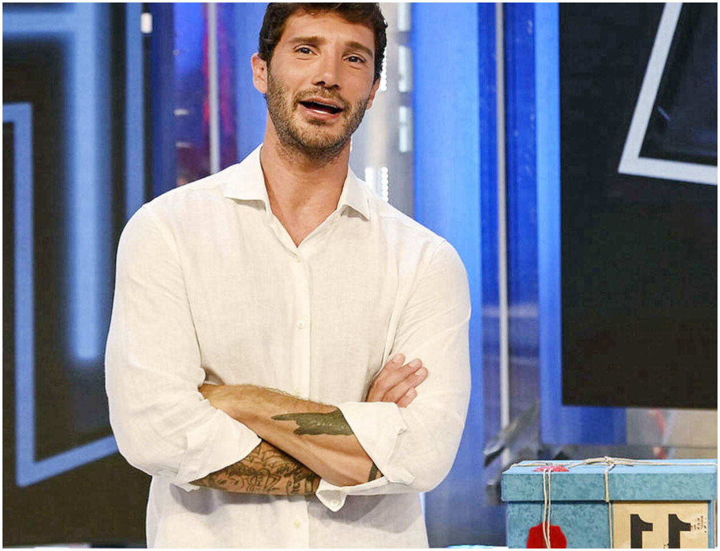 Affari Tuoi sospeso: motivi e conseguenze per la mancata messa in onda del programma di De Martino