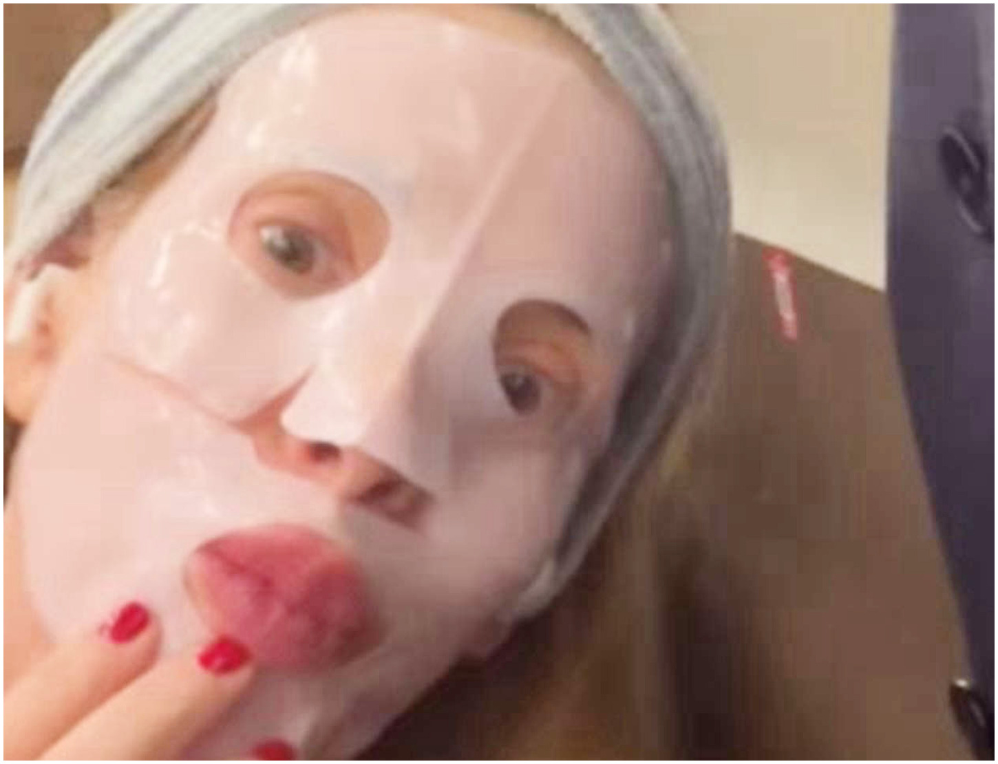 Alessia Marcuzzi si sposta in treno indossando una maschera per il viso: il look sorprende i passeggeri