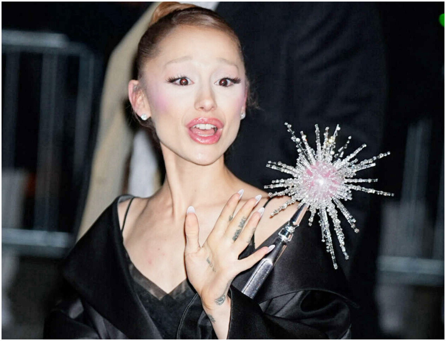 Ariana Grande annuncia il suo ritiro dalla musica per seguire le proprie emozioni e aspirazioni