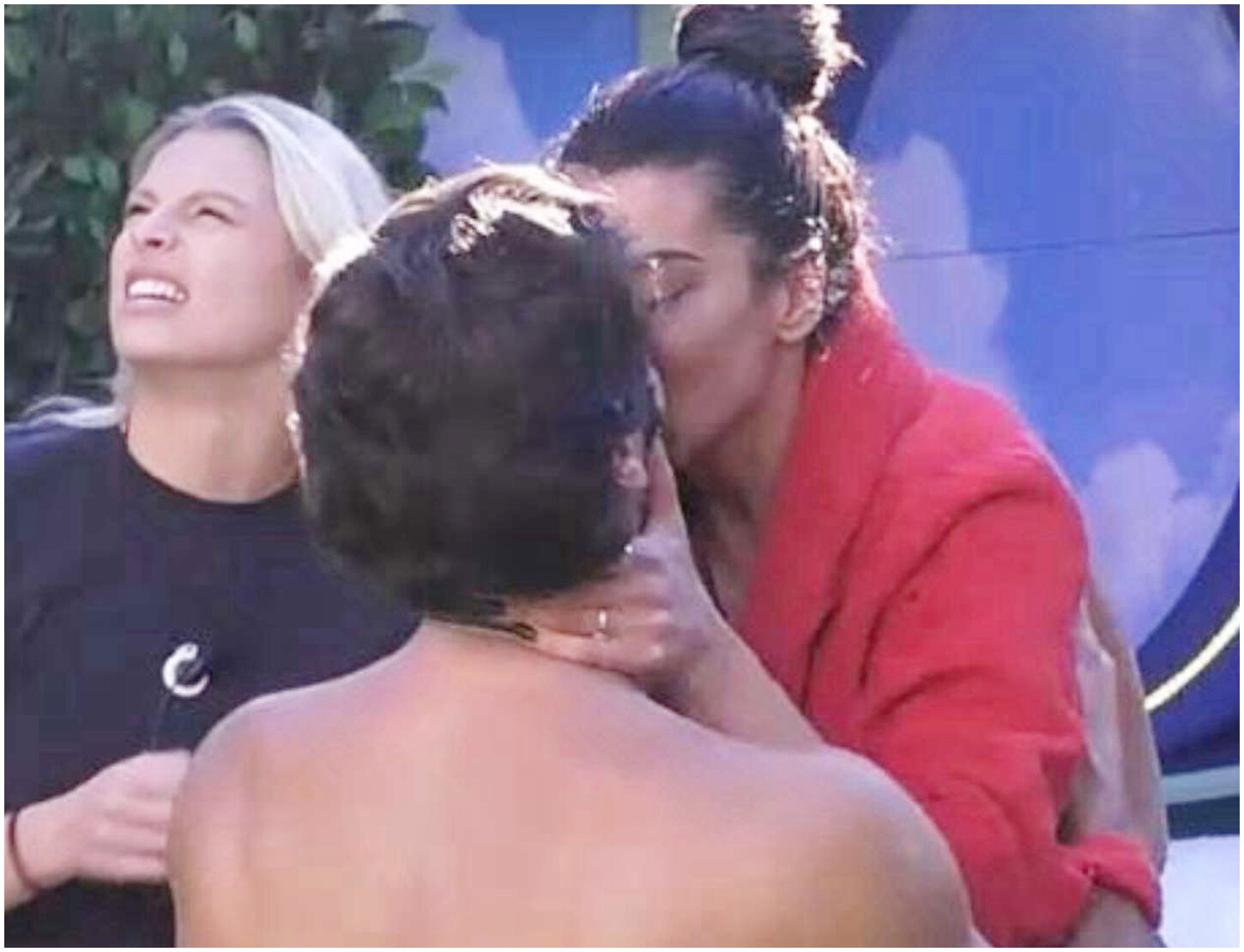 Rasha e Omer si scambiano un appassionato bacio al Grande Fratello: nasce una nuova coppia