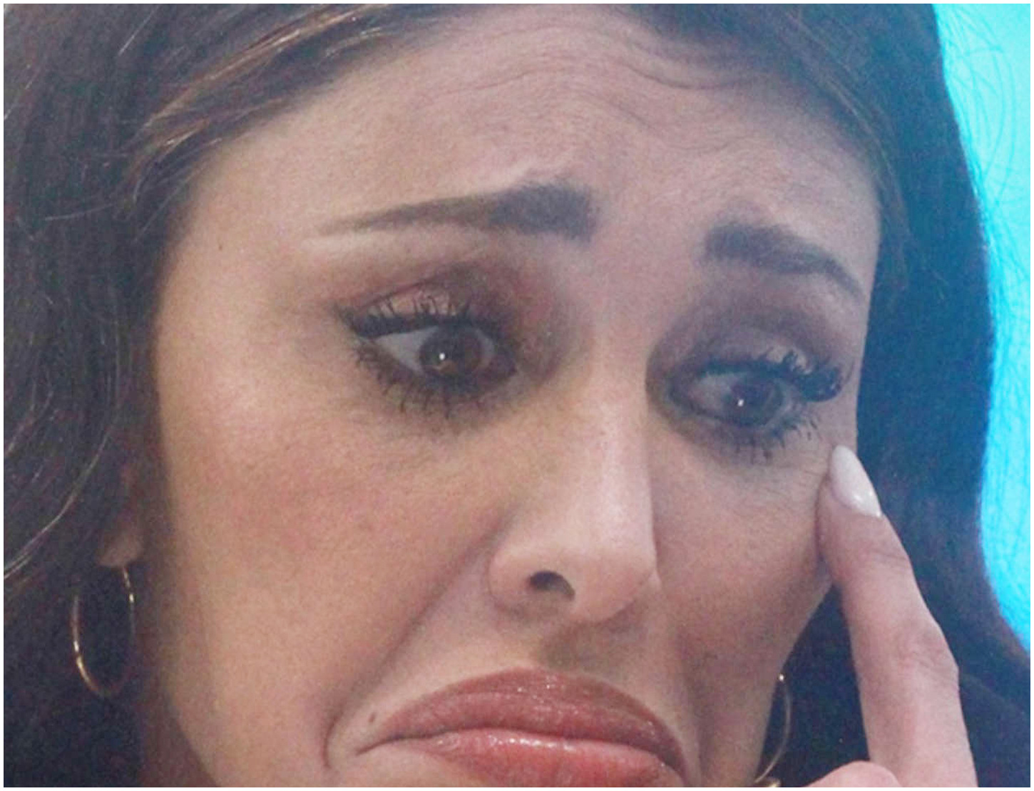 Belen affronta un attacco di panico durante un’intervista e rivela di aver preso tre calmanti