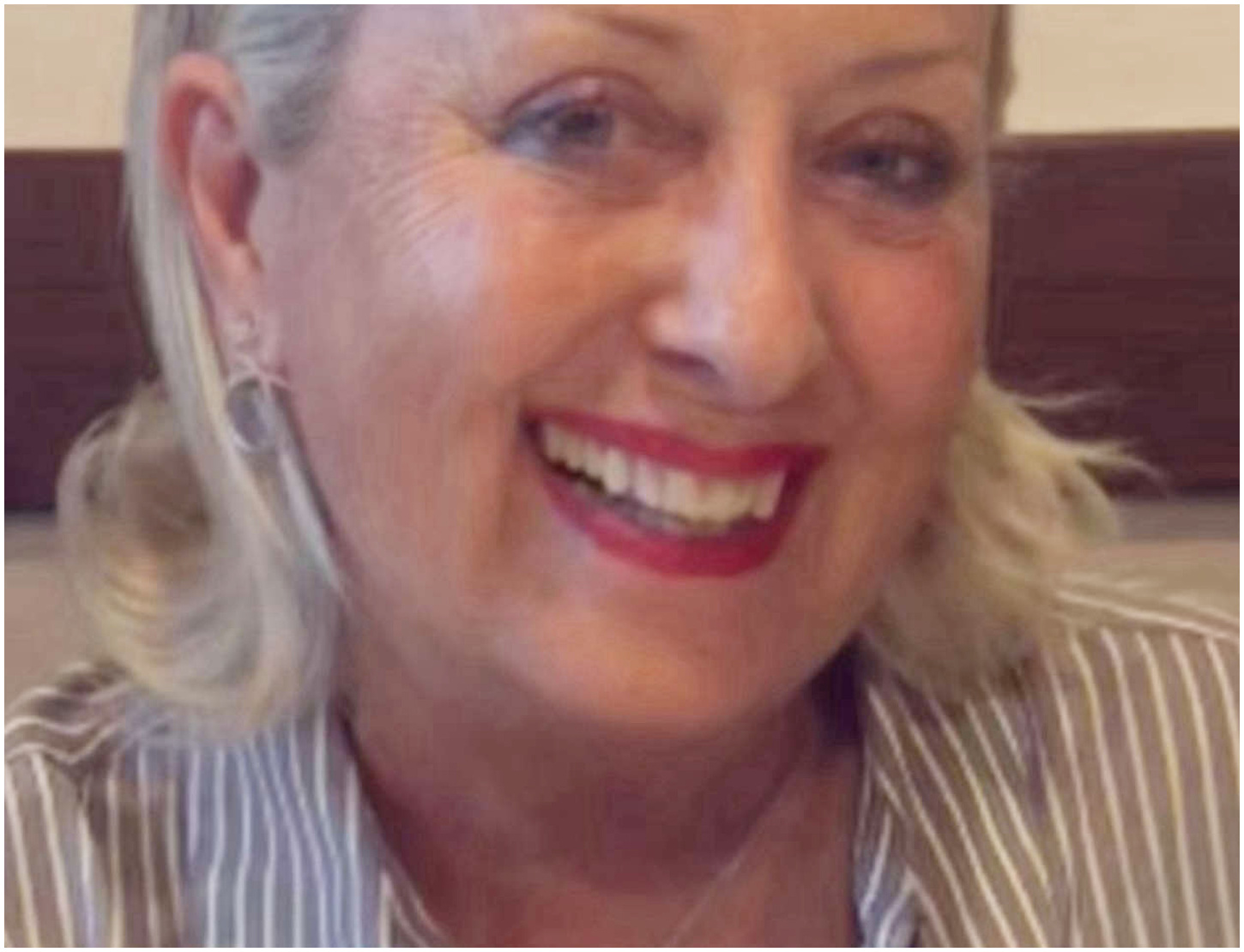 Carolyn Smith celebra il suo 65° compleanno in un elegante ristorante con amici e parenti.