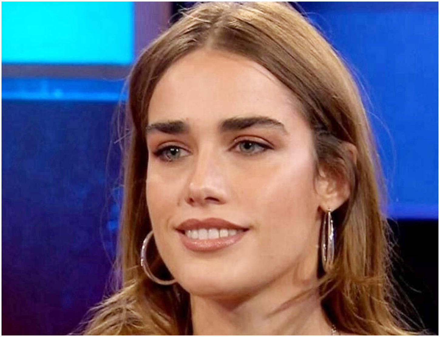 Clara racconta il retroscena del suo primo incontro con Fedez e le risate condivise.