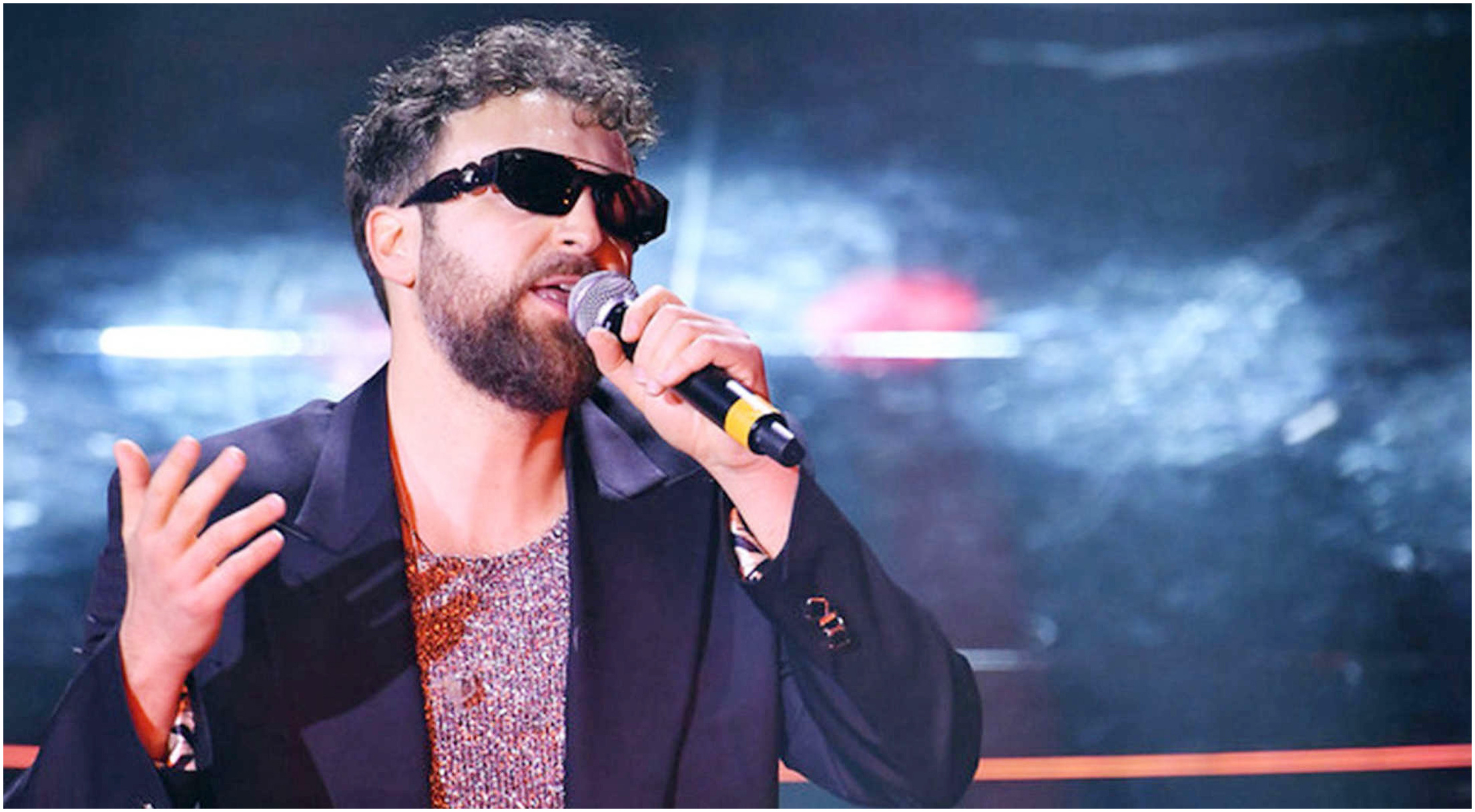 Dargen D’Amico festeggia 45 anni tra origini siciliane, Sanremo e la sua celebre astuzia con gli occhiali da sole