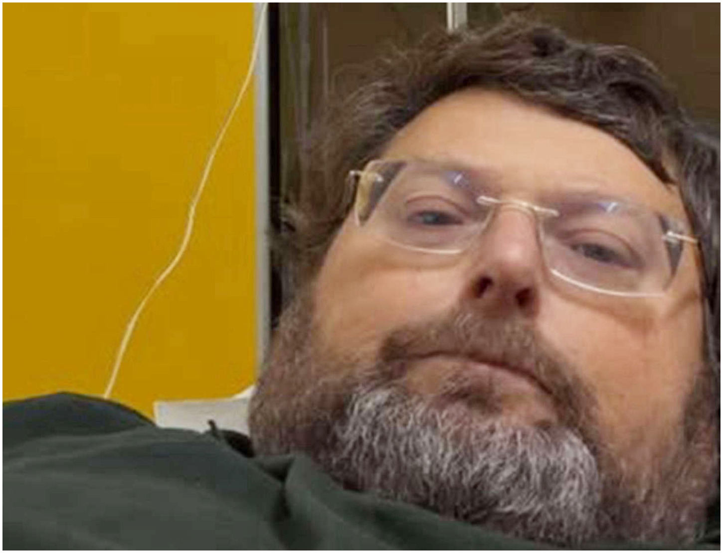 Mario Adinolfi ricoverato per la decima volta in Pronto Soccorso, ecco la foto in ospedale