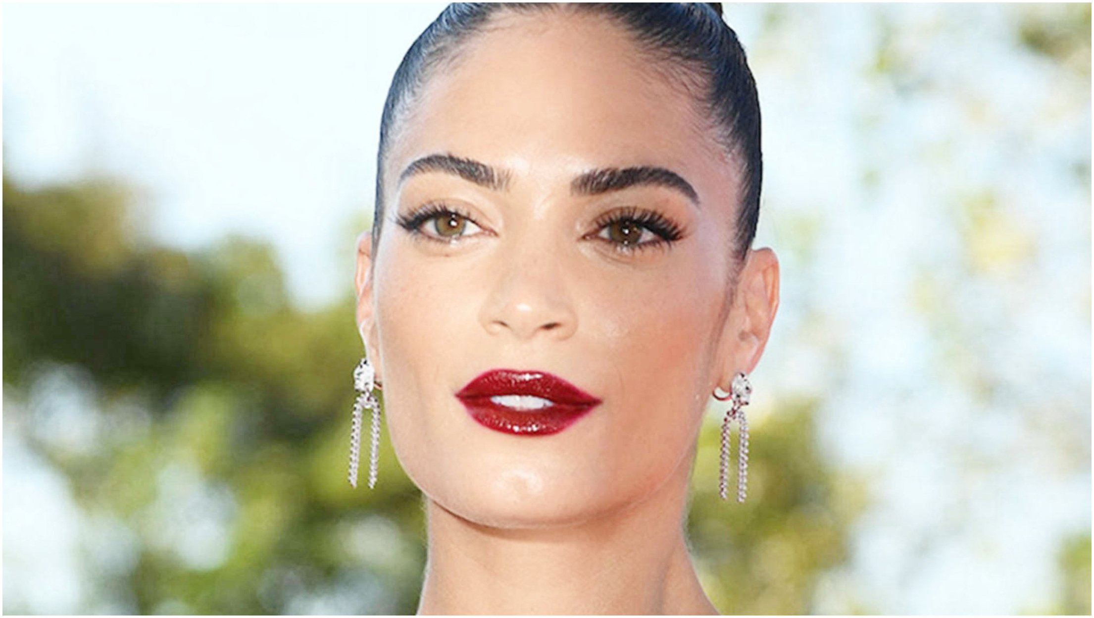 Elodie esplode di rabbia sul palco e lancia un messaggio contro i telefoni durante il concerto