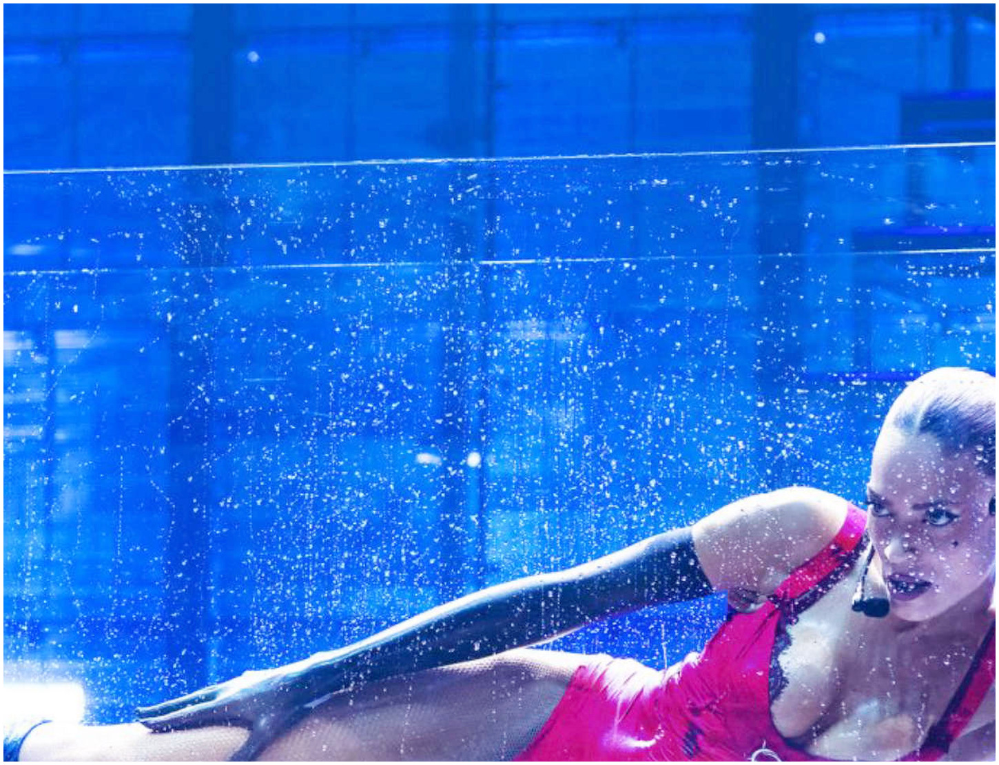 Elodie reagisce in modo deciso durante il concerto: “Mettiamoci sto telefono nel c**o”