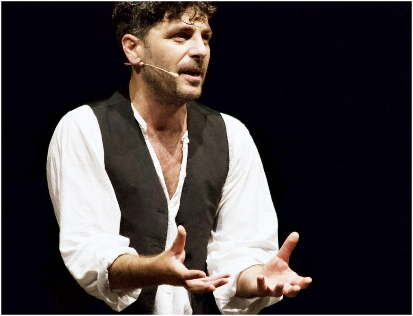 Enrico Ballardini in scena per seguire le tracce di Shakespeare: un’analisi a pezzi del genio britannico