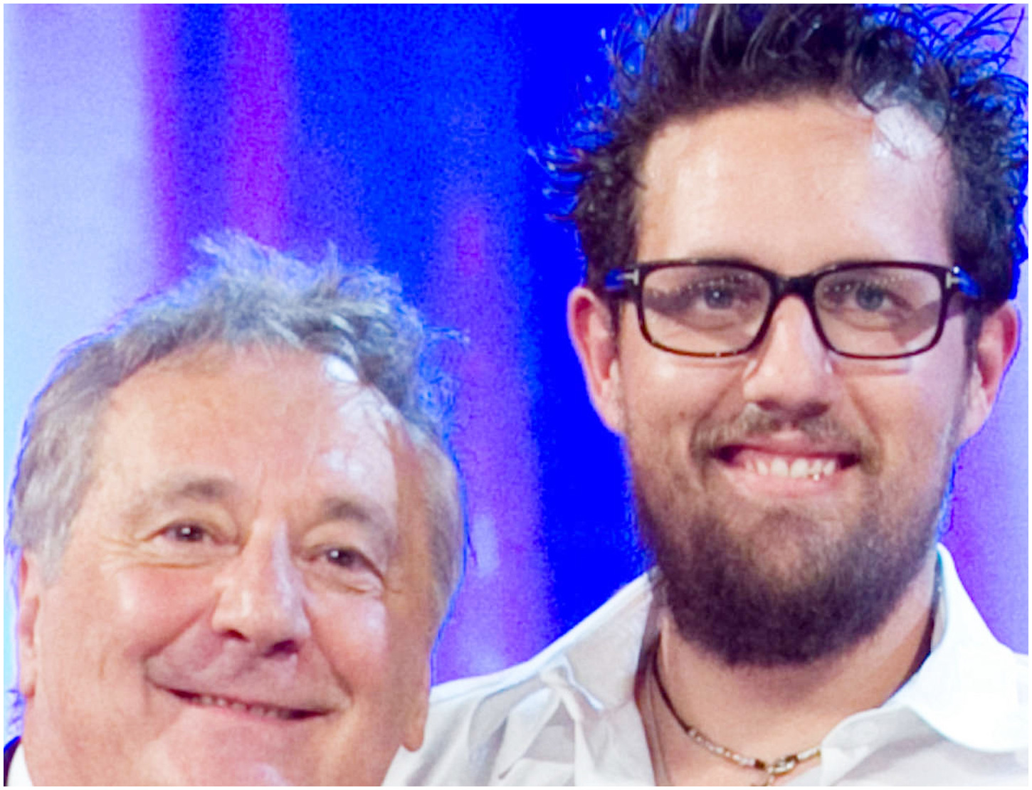 Enzo Iacchetti emozionato per l’arrivo del primo nipotino a 73 anni: ecco il genere e la data di nascita