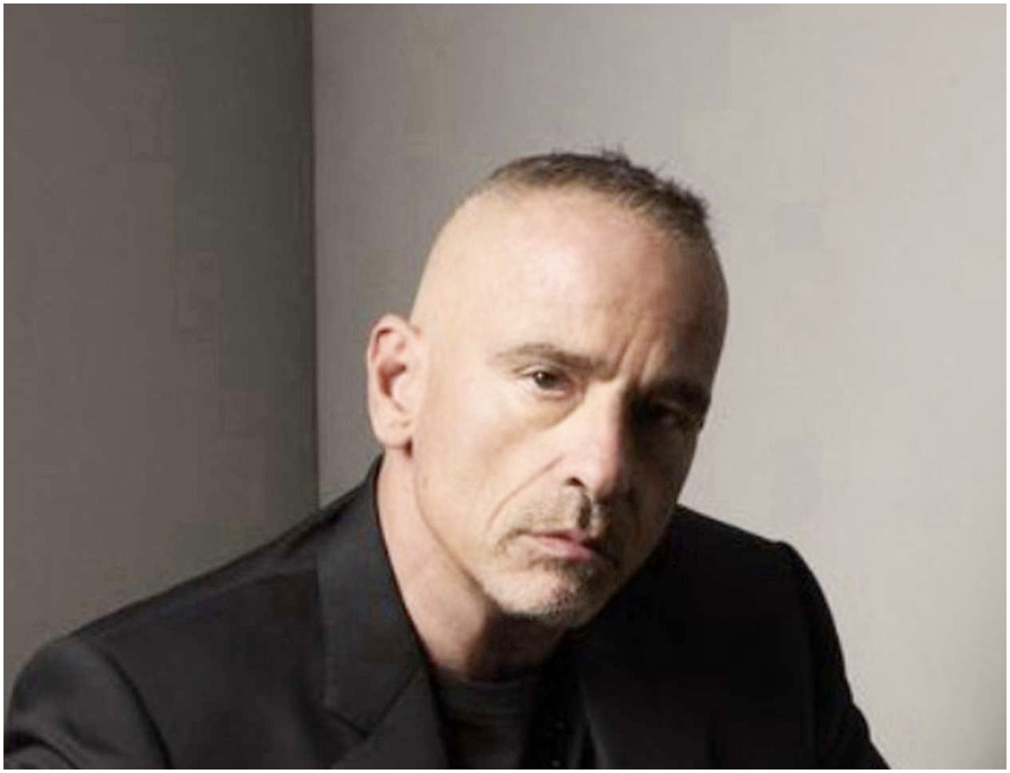 Eros Ramazzotti parla dei tour e del suo approccio al successo e a un possibile ritorno a Sanremo