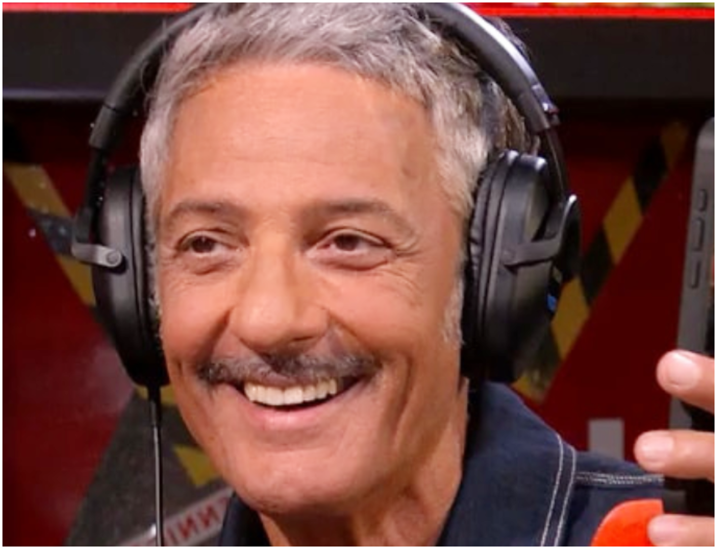 Fiorello svela un’anticipazione su Sanremo e lancia una frecciata a Montalbano durante lo show