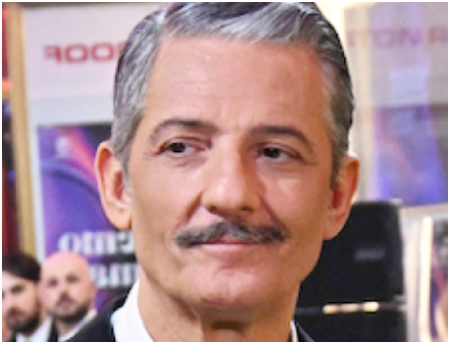 Fiorello sorprende Amadeus con un colpo di scena e indirizza una critica a Meloni durante lo show