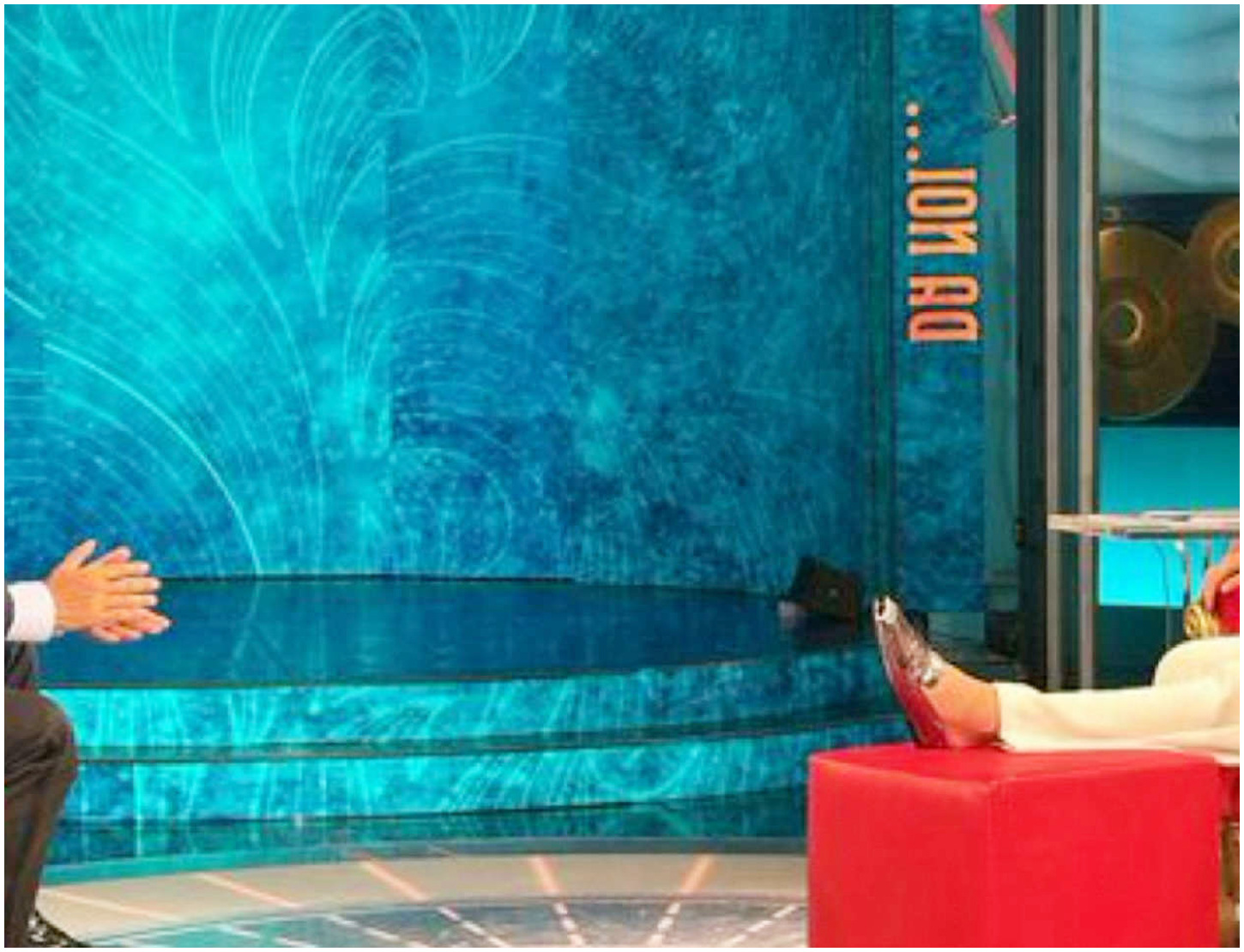 Francesca Fialdini racconta l’infortunio con la gamba distesa sul pouf nell’intervista esclusiva