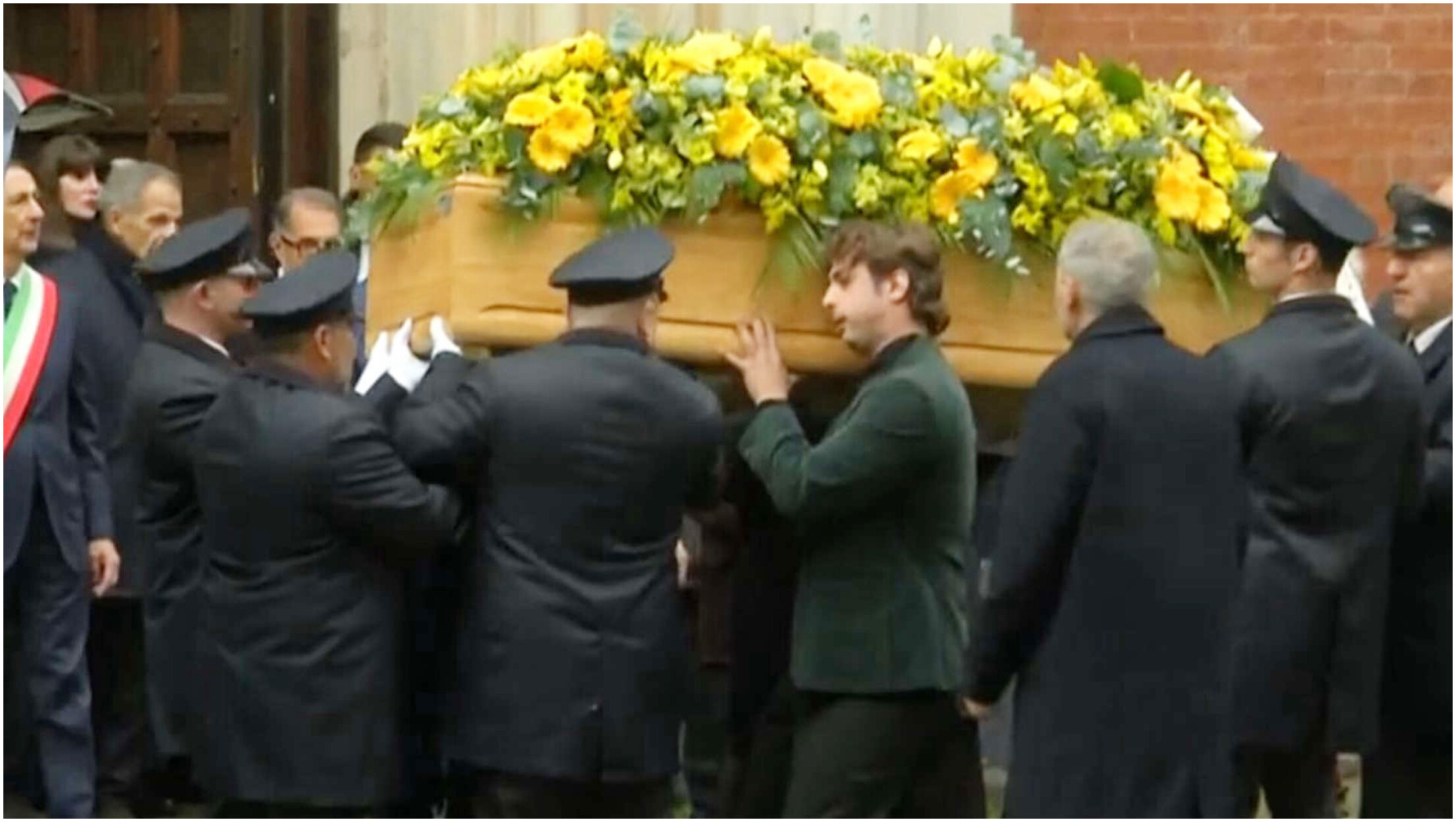 Funerali di Ornella Vanoni, l’emozionante omelia: la musica, abbracci e delicata fragilità