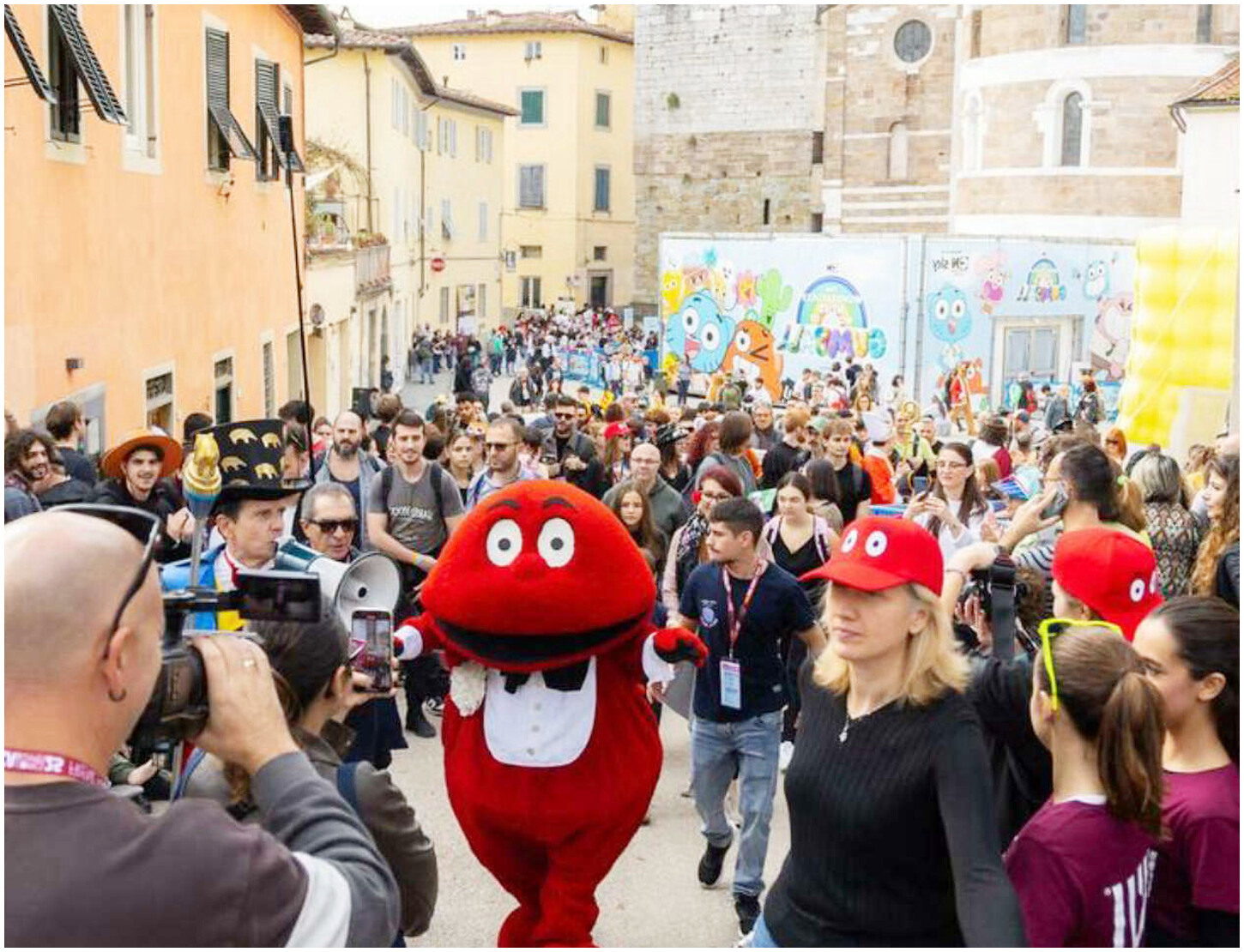 Il Gabibbo di Striscia la Notizia conquista Lucca Comics con selfie, giochi e un cosplay a sorpresa
