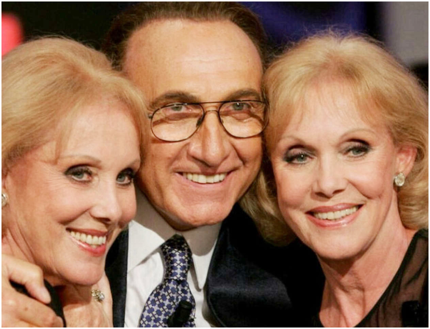 Gemelle Kessler accusano Pippo Baudo di ubriachezza e comportamenti inadeguati in albergo