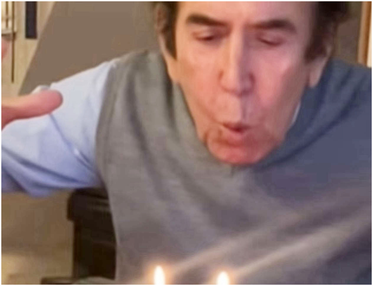 Giucas Casella festeggia il suo 76° compleanno con una festa intima tra familiari e amici.